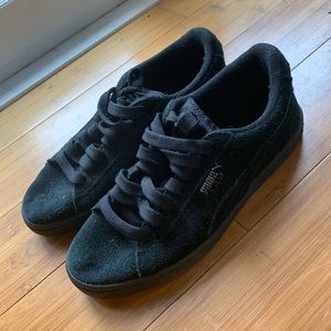 puma all black shoes